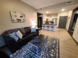 520 Neil Luxury 2 Bedroom, hotel in Champaign