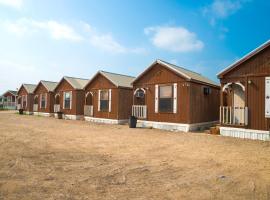 Grand Eagle Ford Lodge & RV Park, צימר בTilden