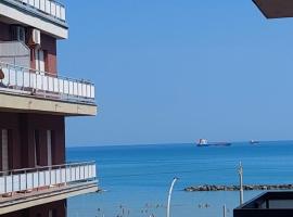 appartamento fronte mare, hotel en Falconara Marittima