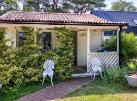 Nice Home In Hllviken With 1 Bedrooms And Wifi, boende vid stranden i Höllviken