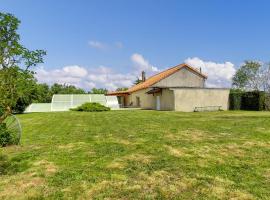 Stunning Home In Amailloux With Outdoor Swimming Pool, παραθεριστική κατοικία σε Amailloux