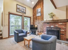 Whiffletree E8 3-Bedroom Condo with Ski Access, Shuttle, and Fireplace, Hotel in Killington