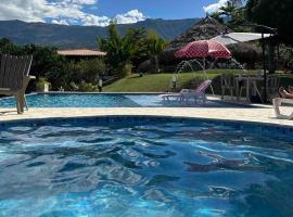 increible casa de campo con piscina y jacuzzi!, cabaña o casa de campo en Támesis