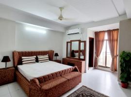 Three Bed Attached Bath Netflix Wifi Smart TV Parking WFH Desk Near Airport – obiekty na wynajem sezonowy w mieście Islamabad