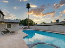 Vegas Hideaway~Pool, Bar, Many beds~NEAR STRIP