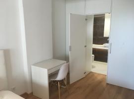 Bedrooms with private bathroom in modern apartment, hotel di Almada