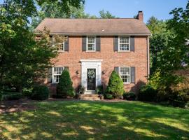 Beautiful fully-furnished Colonial in Millersville、Millersvilleの駐車場付きホテル