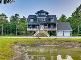 Expansive Georgetown Home with Decks and Fire Pit!, villa em Georgetown