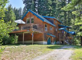 Leavenworth Cabin 3 Mi to Lake Wenatchee Hot Tub!, hotel with parking in Leavenworth