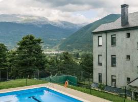 Casa con piscina jardín y vistas mágicas, hotel z bazenom v mestu Villanúa