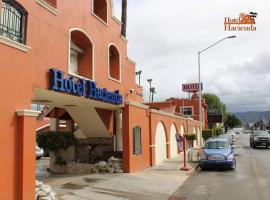 Hotel Hacienda، فندق في إنسينادا