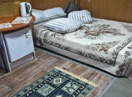 Apartment in a guest house, rumah tamu di Almaty