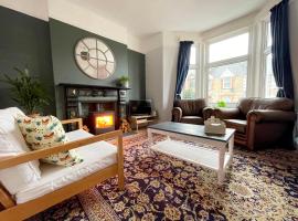 Bright & Spacious Edwardian Townhouse with Garden, vacation rental in Truro
