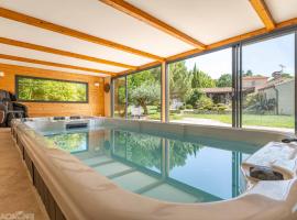 Jacuzzi - Spa de nage - Parc arboré, hotel in Montaigu-de-Quercy