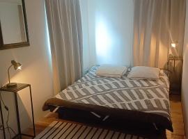 Double room in private home, hotelli kohteessa Zaandam