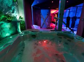 Les Secrets Rooms - Bonneval - Love Room - Spa et Hammam Privatif，位于Bonneval的酒店