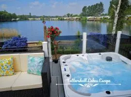 Meridian Tattershall Lakes Escape - Lakeside lodge caravan with a fishing peg LUXURY HOT TUB