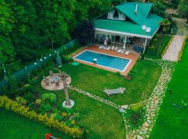 Lotus Sapanca-Private Villa with private Pier and heated pool, παραλιακή κατοικία σε Serdivan