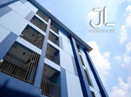 J & L Residence and Spa, hotel com estacionamento em Ban Khlong Khwang Klang