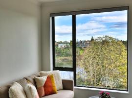 Amazing the Waikato River-View Brand New Villa with 4 bedrooms, hotel in Hamilton