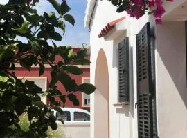 Habitación con baño y jardín privado en Casa Típica Ciutadella centro