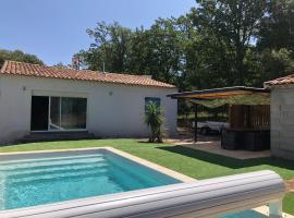 Villa 3 chambres avec piscine privée, hotel di Bagnols-en-Forêt