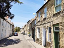 Spacious 1-bed apartment with super king or twin in central Charlbury, Cotswolds, hotel with parking in Charlbury