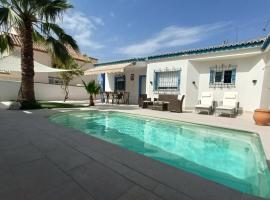Stunning Villa in Aguadulce, Almería Private Pool 400 sqm area 800m Beach, hotel sa Aguadulce