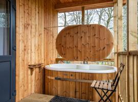 Breckland Lodge 1 with Hot Tub, apartment in Belladrum
