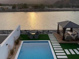 Great Escape for family and friends 4BR Villa with Private Pool and Sea View, hotel u gradu 'Fujairah'