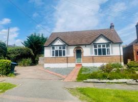 Cozy bungalow in great location, hotel in Cuffley