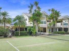 Grand Slam Getaway with Tennis Court and Heated Pool, feriebolig i Kewarra Beach
