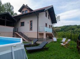 Holiday house Zarja - with sauna and hot tub, huvila kohteessa Bizeljsko