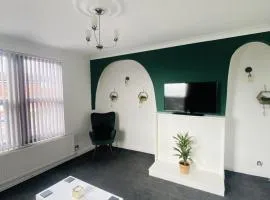 Stylish City Centre Outskirts Sleeps 8