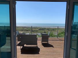 Cliff Haven- Spectacular sea views from balcony, pets go FREE, beach rental in Pendine