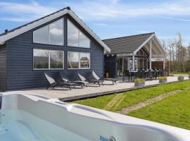 Lovely Home In Idestrup With Private Swimming Pool, Can Be Inside Or Outside, hotel de luxe a Bøtø By