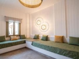 Horto View Suites: Khórto şehrinde bir aile oteli