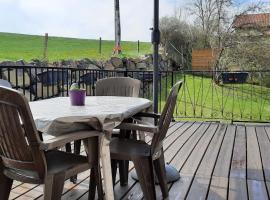 Villa Magnolia 8 personnes, Hotel in Coubon