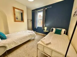 EasyRest House 3 Grantham - 5 Beds & Free Parking - Easy Location - Access to A1, Town Centre & Shops