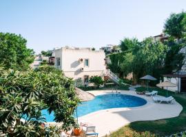 Villa w Pool and Balcony 5 min to Beach in Milas, alquiler vacacional en Milas