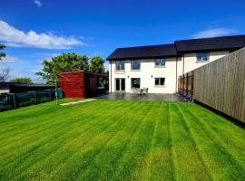 Aurora - Self Catering, Kirkwall, Quiet Location with Luxury Hot Tub, hotel di Orkney
