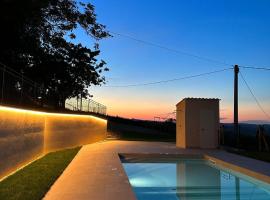 Villa lussuosa con piscina e giardino 350m2, хотел с паркинг в Montottone