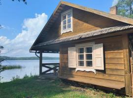 Lakefront Log House and Sauna, ваканционна къща в Ginučiai