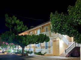 Casa Dyonisia Tsilivi: Planos şehrinde bir apart otel