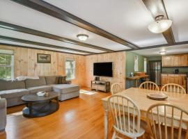 Brantingham Cabin with Porch and Grill On 5 Acres!, βίλα σε Glenfield