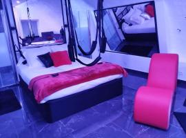 La suite Miroir, Love Room, hotel dengan parking di Bouc-Bel-Air