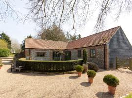 Wash House, Rookery Farm, holiday home in West Beckham