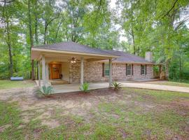 Peaceful Lucedale Hideaway on Private Acerage!، فندق في لوسديل