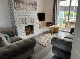 Treetops - Sleeps 8 entire house private parking close to town centre and stadium, cottage in Wigan