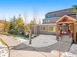 Remodeled And Oversized 2-Bedroom Condo In West Keystone With Mountain Views, Pool, Hot Tub & Shuttle To Slopes!